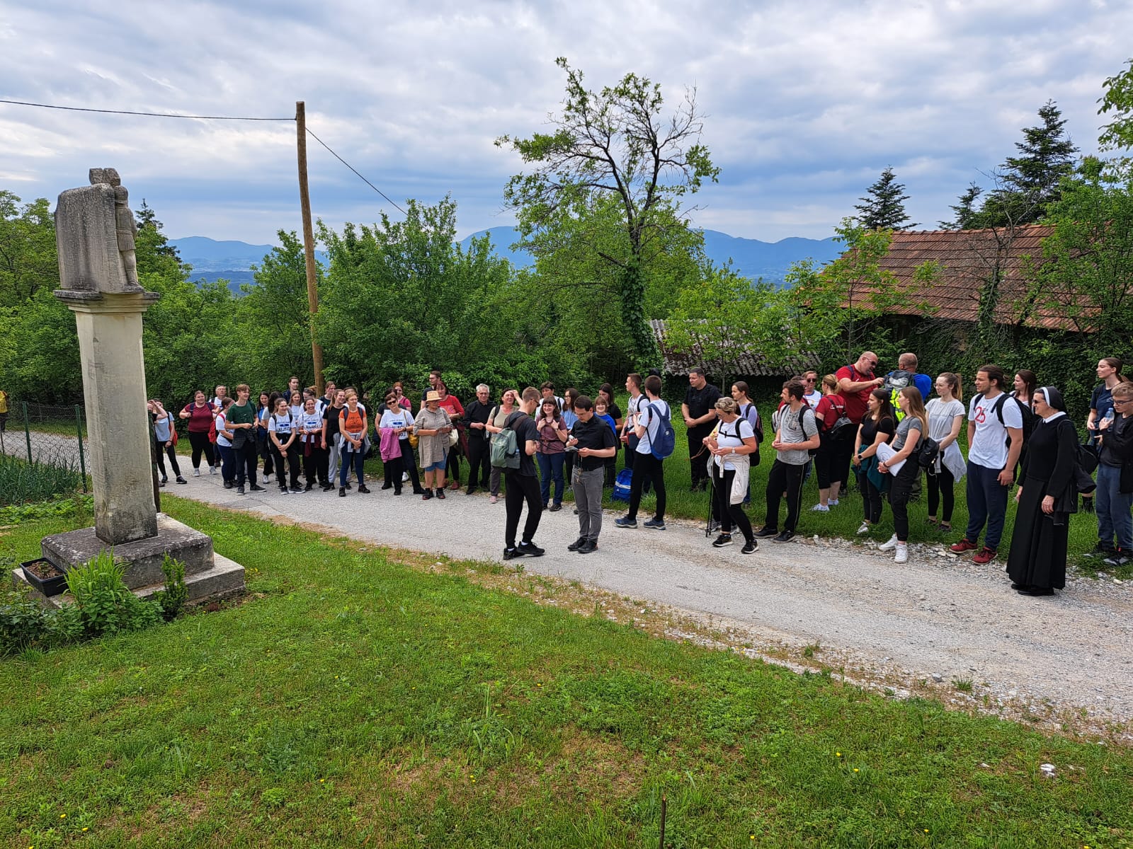 Mladi Varaždinske biskupije hodočastili Marijinim putom do kapele sv. Vuka